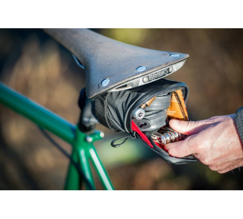 Сумка на сідло BLACKBURN GRID REFLECTIVE 0.6L M Сумка на сідло BLACKBURN GRID REFLECTIVE 0.6L M