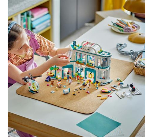 Конструктор LEGO Friends Лікарня в Хартлейк-Сіті 1045 ел. (42621) Конструктор LEGO Friends Лікарня в Хартлейк-Сіті 1045 ел. (42621)
