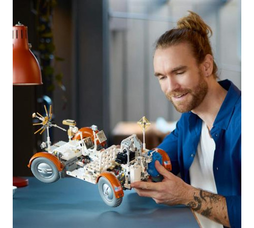 Конструктор LEGO Technic Місячний автомобіль NASA Apollo 1913 ел. (42182) Конструктор LEGO Technic Місячний автомобіль NASA Apollo 1913 ел. (42182)