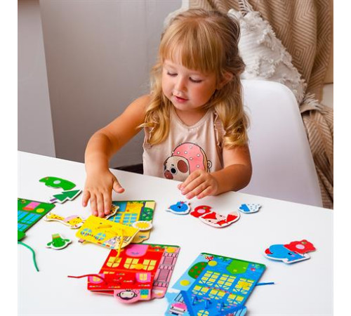 Шнурівка Fisher-Price Кольорові будиночки з липучками (VT5303-26) Шнурівка Fisher-Price Кольорові будиночки з липучками (VT5303-26)