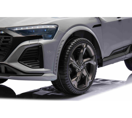 Дитяча акумуляторна машинка Audi SQ8 Сіра Дитяча акумуляторна машинка Audi SQ8 Сіра