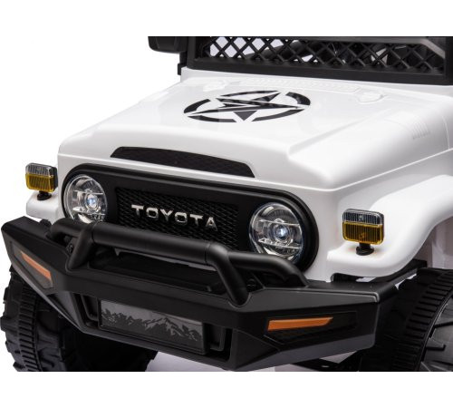 Дитяча акумуляторна машинка Toyota FJ Cruiser Біла