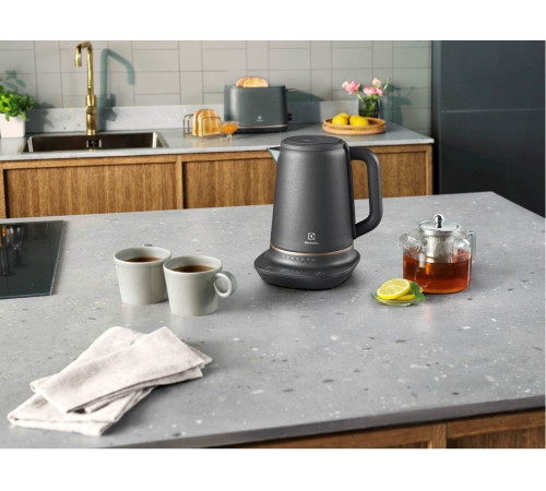 Електрочайник ELECTROLUX E7K1-6BP