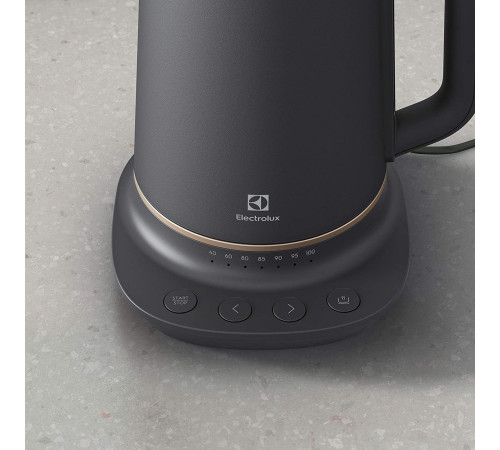 Електрочайник ELECTROLUX E7K1-6BP
